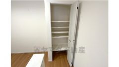 キッチンには便利なパントリーがあります