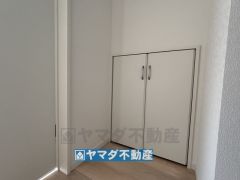 廊下にも収納スペースが完備