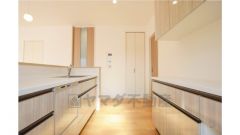 パントリーのあるシステムキッチン