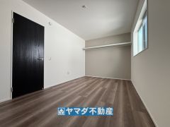 2階洋室7.5帖のお部屋です。