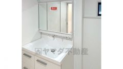 1.2階に三面鏡タイプの洗面台