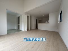 リビングの広さに加えて和室の入り口を開放すればさらに広々とした空間になります