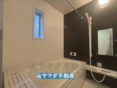 浴槽にはベンチスペースがあるので半身浴やお子様も座ることができ安心快適です
