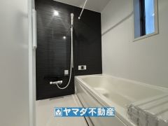浴槽にはベンチスペースがあるので半身浴やお子様も座ることができ安心快適です