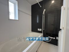 浴槽にはベンチスペースがあるので半身浴やお子様も座ることができ安心快適です