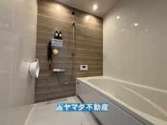 浴槽にはベンチスペースがあるので半身浴やお子様も座ることができ安心快適です