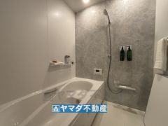 浴槽にはベンチスペースがあるので半身浴やお子様も座ることができ安心快適です
