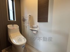 収納棚付きトイレ