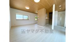 15帖のリビングは天井・壁のクロスを貼り替え白を基調にしたフローリングに張替えリフォーム済