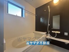 浴槽にはベンチスペースがあるので半身浴やお子様も座ることができ安心快適です