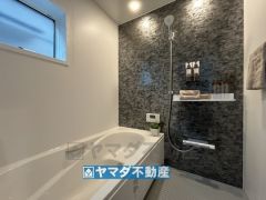 浴槽にはベンチスペースがあるので半身浴やお子様も座ることができ安心快適です