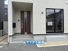 玄関横にはポストが設置されているので雨に濡れずに安心ですね。