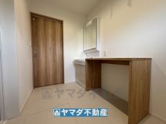 洗面台の横には便利な作業台