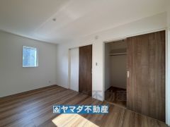 2階洋室7.5帖のお部屋です。