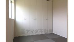 たっぷり収納のある和室です。