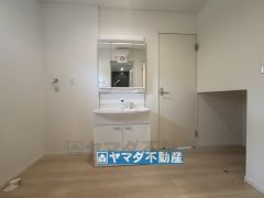 三面鏡タイプの洗面台、広々としたパウダールーム。