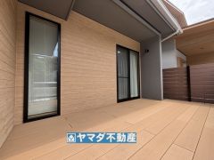 リビングに面した広々としたウッドデッキ