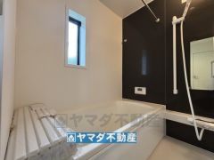 浴槽にはベンチスペースがあるので半身浴やお子様も座ることができ安心快適です