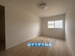 ウォークインクローゼットのある7.5帖のお部屋です。