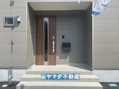 玄関横にはポストが設置されているので雨に濡れずに安心ですね。