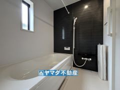 浴槽にはベンチスペースがあるので半身浴やお子様も座ることができ安心快適です