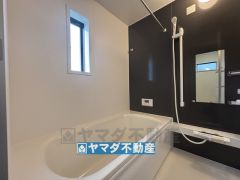 浴槽にはベンチスペースがあるので半身浴やお子様も座ることができ安心快適です