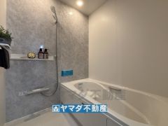 浴槽にはベンチスペースがあるので半身浴やお子様も座ることができ安心快適です