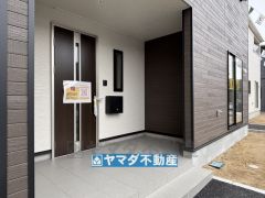 広々とした玄関ポーチ、玄関横にはポストが設置されているので雨に濡れずに安心ですね