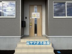 玄関横にはポストが設置されているので雨に濡れないですね。