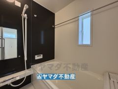 浴槽にはベンチスペースがあるので半身浴やお子様も座ることができ安心快適です