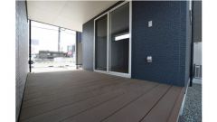 1階の洋室と繋がるウッドデッキ