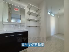 洗面所には可動式の収納棚があります