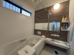 浴槽にはベンチスペースがあるので半身浴やお子様も座ることができ安心快適です