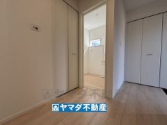 エントランスホールにも便利な収納クローゼットがあります