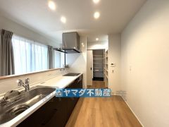 キッチンには便利なパントリー完備