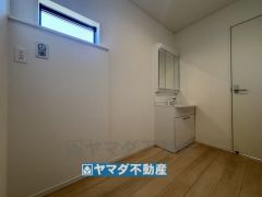 広々としたパウダールームには三面鏡タイプの洗面台があります