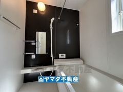 浴槽にはベンチスペースがあるので半身浴やお子様も座ることができ安心快適です