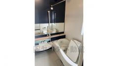 浴槽にはベンチスペースがあるので半身浴やお子様も座ることができ安心快適です