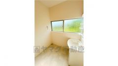 浴室横の洗面所には洗濯機置き場もしっかり確保。洗濯機用蛇口は新品に交換済