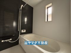浴槽にはベンチスペースがあるので半身浴やお子様も座ることができ安心快適です