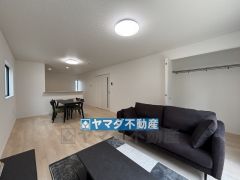 リビングには日用品の整理に便利な収納棚完備