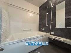 浴槽にはベンチスペースがあるので半身浴やお子様も座ることができ安心快適です