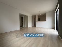 リビングの広さに加えて和室の入り口を開放すればさらに広々とした空間になります