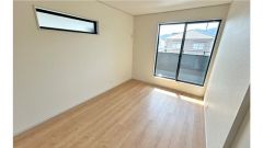バルコニーに面した洋室のお部屋です。