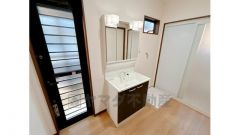 勝手口がある洗面室　クリーニング済