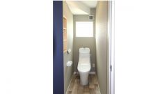 トイレに収納棚があります