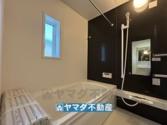 浴槽にはベンチスペースがあるので半身浴やお子様も座ることができ安心快適です