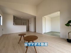 リビングの広さに加えて和室の入り口を開放すればさらに広々とした空間になります