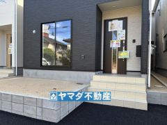 玄関横にはポストが設置されているので雨に濡れずに安心ですね。