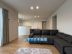 窓からの日差しが明るいリビング